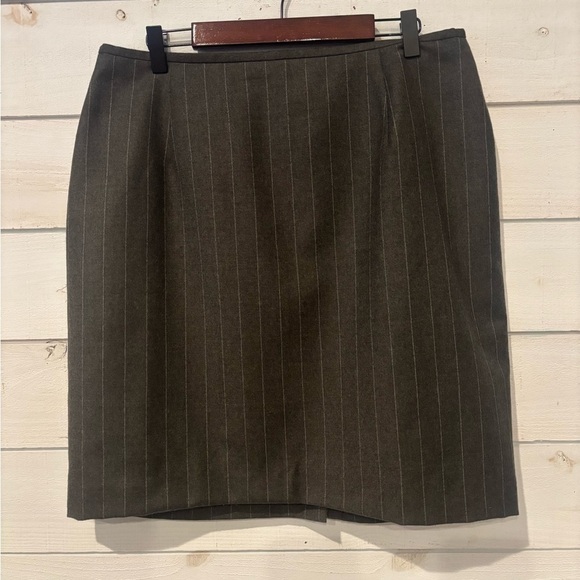 Lauren Ralph Lauren 100%
Worsted Wool Pencil Skirt Size 14
Charcoal Gray Striped - Picture 5 of 11
